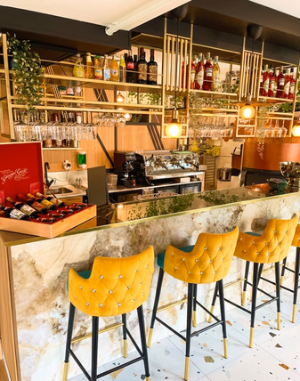 Bar central du restaurant avec tabourets jaunes