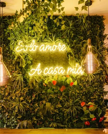 Façade végétale et néon A Casa Mia