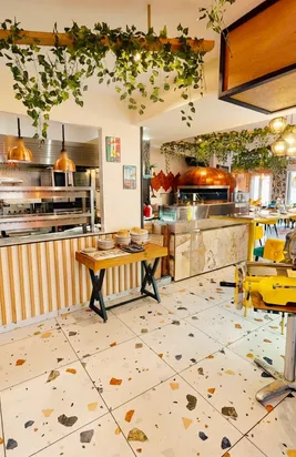 Cuisine ouverte et salle du restaurant A Casa Mia