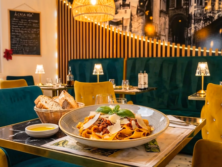 Plat dressé sur une table du restaurant pour le déjeuner et le dîner